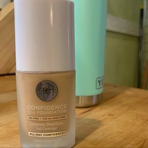 It Cosmetics Confidence in a Foundation Light Nude